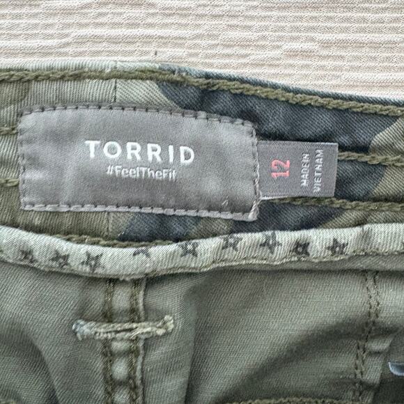 Torrid camo cargo shorts size 12 olive green stretch utility pockets - Picture 4 of 5